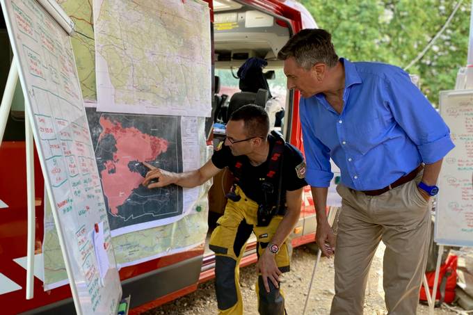 Predsednik Pahor danes obiskal Kras in izrazil hvaležnost vsem, ki sodelujejo pri gašenju požara in odpravi posledic